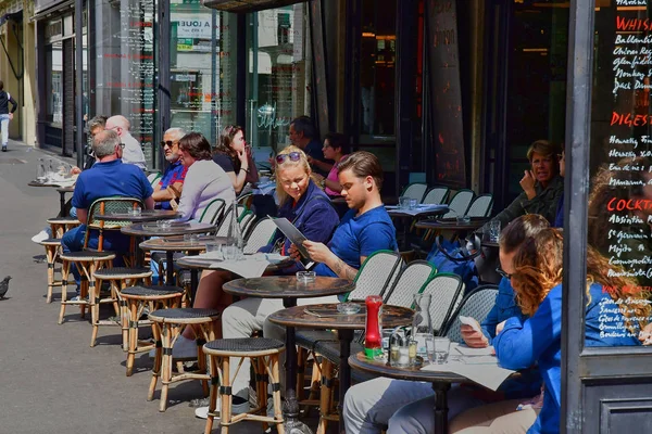 Paříž; Francie - duben 2 2017: bar na Place de la Madeleine — Stock fotografie