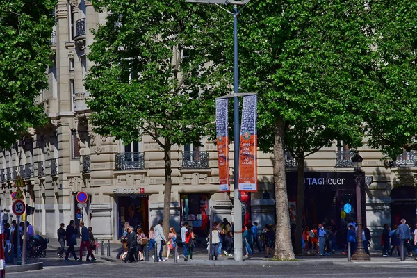 Parijs; Frankrijk - april 2 2017: de avenue Marceau — Stockfoto