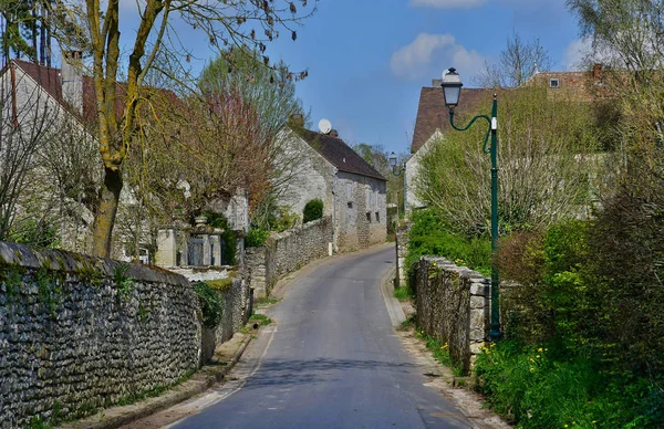 Cherence, Francie - 3 duben 2017: malebné vesnice na jaře — Stock fotografie