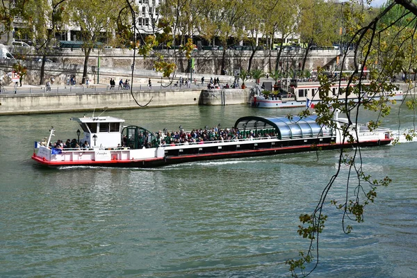 Paris; Fransa - 2 Nisan 2017: Louis Philippe Köprüsü — Stok fotoğraf