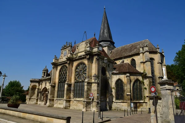 Magny en Vexin, Francia - agosto 8 2018: centro de la ciudad —  Fotos de Stock