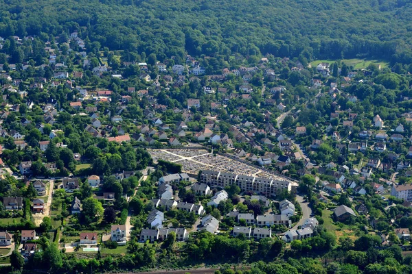 Triel sur Seine, Frankrijk - juli 7 2017: luchtfoto van de te — Stockfoto