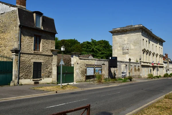 Magny en Vexin, Francia - agosto 8 2018: centro de la ciudad —  Fotos de Stock