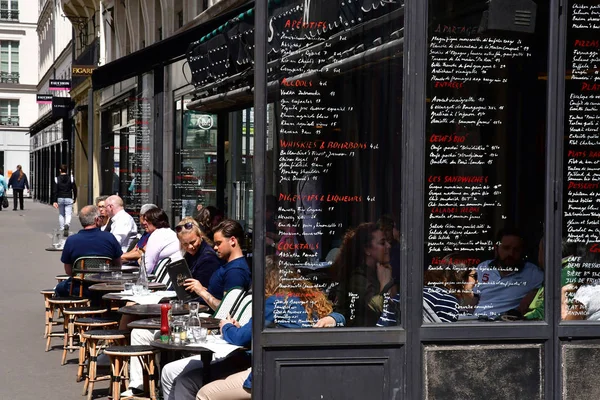 Paris; Frankreich - 2. April 2017: Bar auf der Place de la Madeleine — Stockfoto