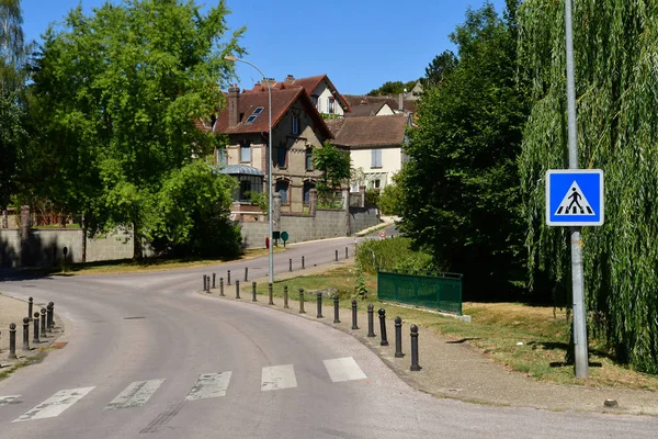 Montgeroult, Francia - 6 agosto 2018: pittoresco villaggio in sintesi — Foto Stock