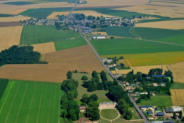 Ecouis, Francia - 7 de julio de 2017: foto aérea del pueblo — Foto de Stock
