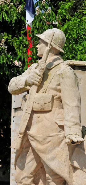 Les mureaux; Frankreich - 8. Mai 2018: Kriegerdenkmal — Stockfoto