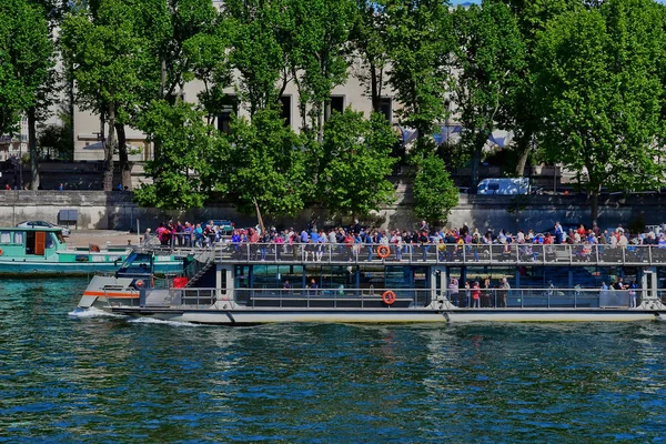 Paris; Fransa - 5 Mayıs 2017: Branl York Bulvarı görünümünden — Stok fotoğraf