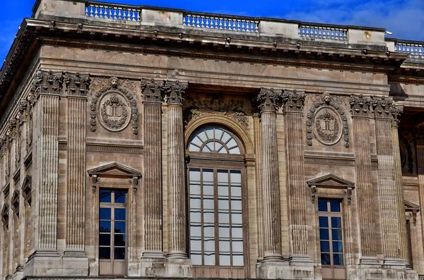 Parijs; Frankrijk - april 2 2017: Perrault Colonnade van het Louvre — Stockfoto
