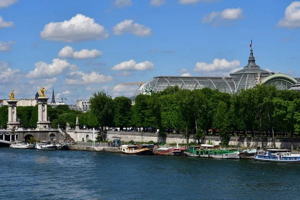 Paris; France - april 2 2017 : touristy boat — Stock Photo, Image