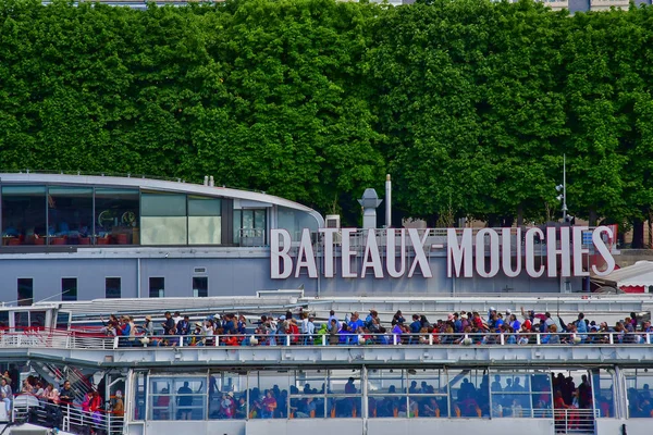 Paris; Frankrike - april 2 2017: turistiga båt nära Alma bridge — Stockfoto