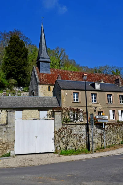 Dampsmesnil, Francia - 3 de abril de 2017: pintoresco pueblo en spri — Foto de Stock