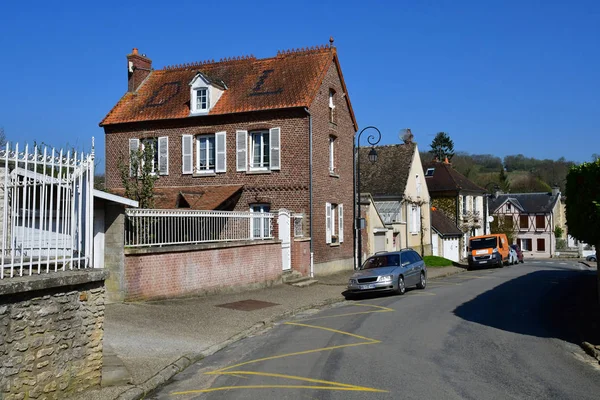 Boury en Vexin, Francia - 3 de abril de 2017: pintoresco pueblo en s — Foto de Stock