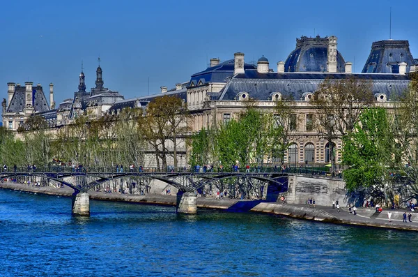 Paris; França - 2 de abril de 2017: Rio Sena visto da Pont Ne — Fotografia de Stock