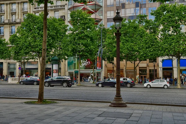 Paris; Frankrike - april 2 2017: från Avenue des Champs Elysées — Stockfoto