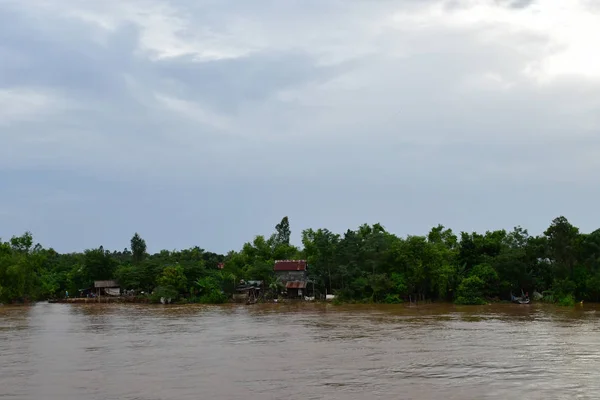 Королевство Камбоджа - 19 августа 2018 года: река Меконг вблизи — стоковое фото