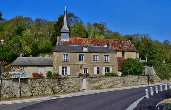 Dampsmesnil, Frankrijk - april 3 2017: pittoresk dorpje in spri — Stockfoto