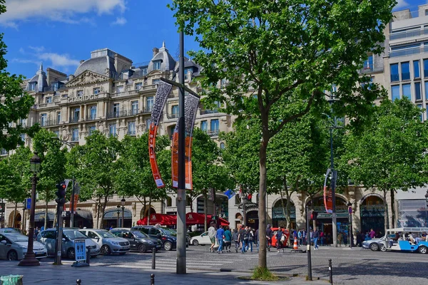 Parijs; Frankrijk - april 2 2017: de Avenue des Champs-Elysées — Stockfoto