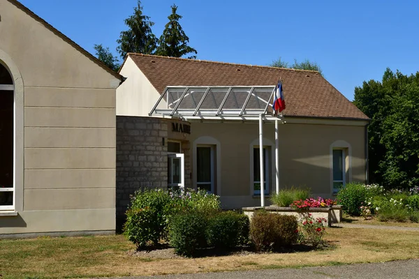 Montgeroult, Francia - 6 de agosto de 2018: pintoresco pueblo en suma — Foto de Stock