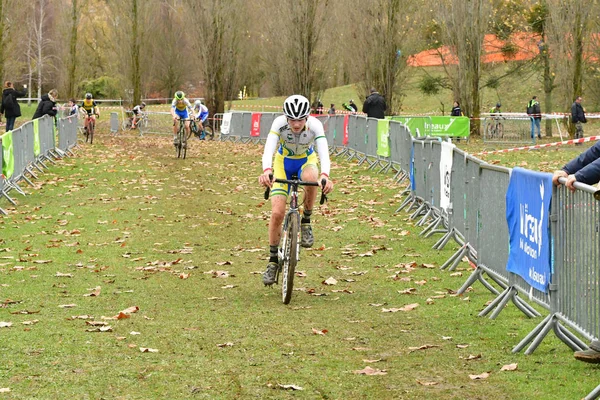 Verneuil sur Seine, Frankrijk - 2 december 2018: cyclo cross — Stockfoto