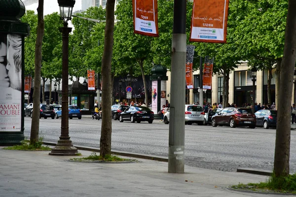 Párizs; Franciaország - április 2 2017: az Avenue des Champs-Élysées-n — Stock Fotó