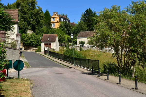 Montgeroult, Frankrike - augusti 6 2018: pittoreska byn i summan — Stockfoto