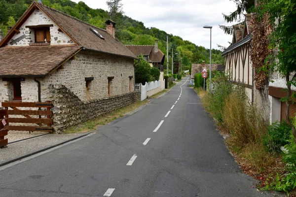 Fontaine sous Jouy; Frankrike - august 2018: Piktoresk landsby – stockfoto