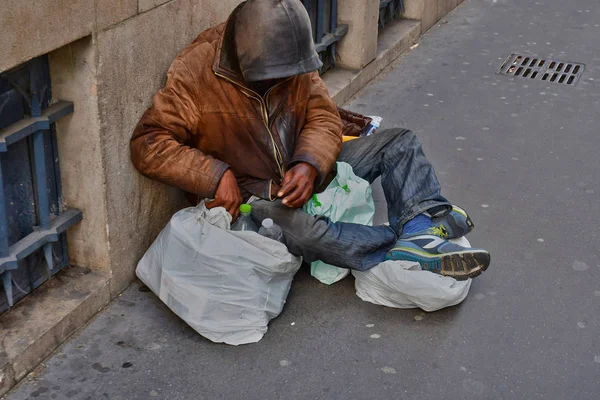 Paris; Frankreich - 2. April 2017: ein Obdachloser — Stockfoto