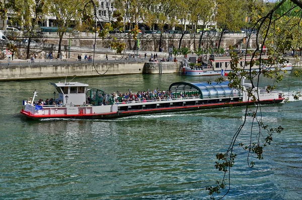 Parigi; Francia - 2 aprile 2017: Louis Philippe bridge — Foto Stock