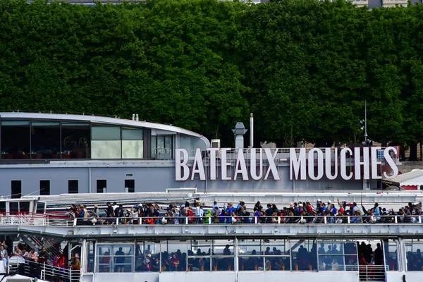 Paris; Frankrike - april 2 2017: turistiga båt nära Alma bridge — Stockfoto