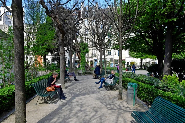 Paryż; Francja - 2 kwietnia 2017 r.: placu Rene Viviani — Zdjęcie stockowe