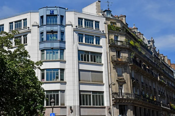 Paris; Frankrike - 2. april 2017: rue du Louvre – stockfoto