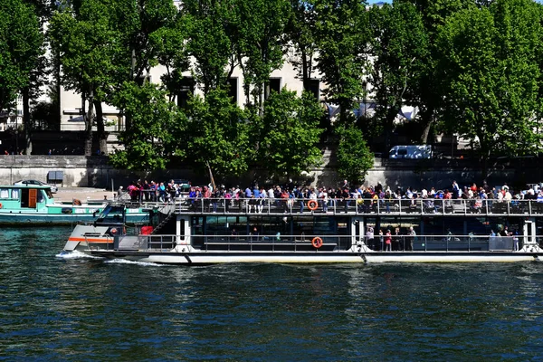 Paris; Fransa - 5 Mayıs 2017: Branl York Bulvarı görünümünden — Stok fotoğraf