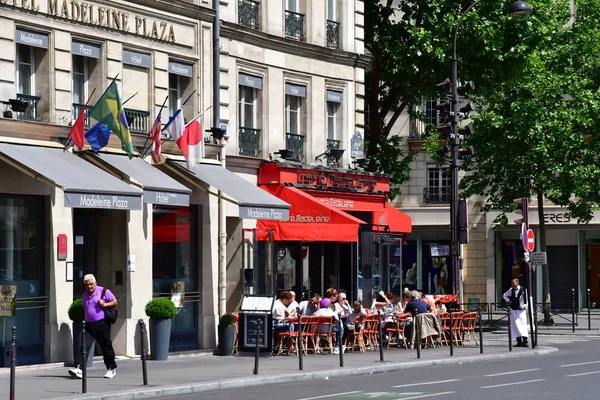 Paris; França - 2 de abril de 2017: bar na Place de la Madeleine — Fotografia de Stock