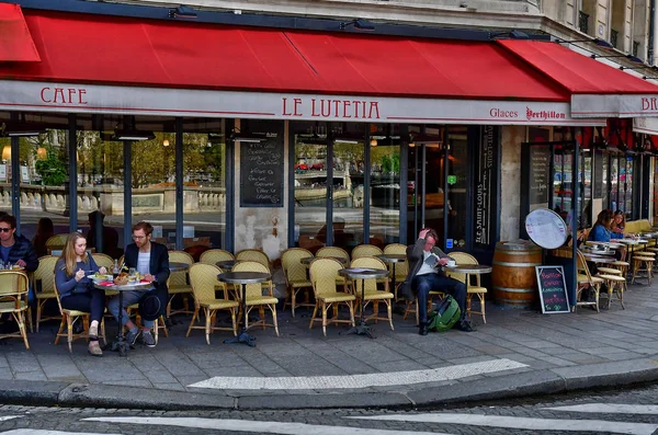 Paris; França - 2 de abril de 2017: Ile Saint Louis — Fotografia de Stock