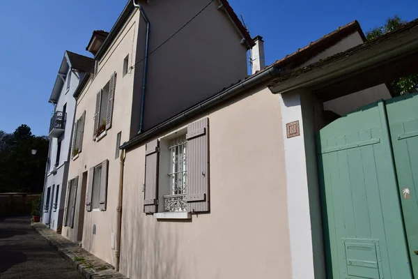 Marly le Roi; Francia - 26 de marzo de 2017: antiguo pueblo en primavera —  Fotos de Stock