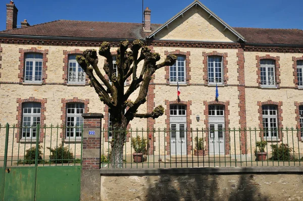 Orphin, Francia - 6 de mayo de 2016: pintoresco pueblo — Foto de Stock