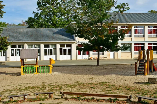 Les Mureaux ; France - 8 mai 2018 : centre-ville — Photo