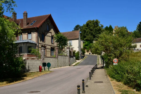 Montgeroult, France - august 6 2018 : picturesque village in sum — Stock Photo, Image