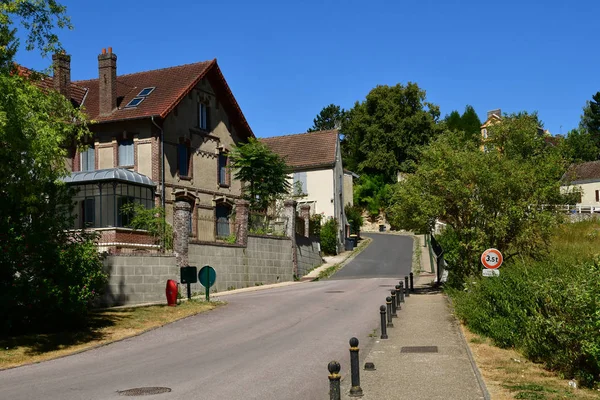 Montgeroult, Francia - 6 agosto 2018: pittoresco villaggio in sintesi — Foto Stock