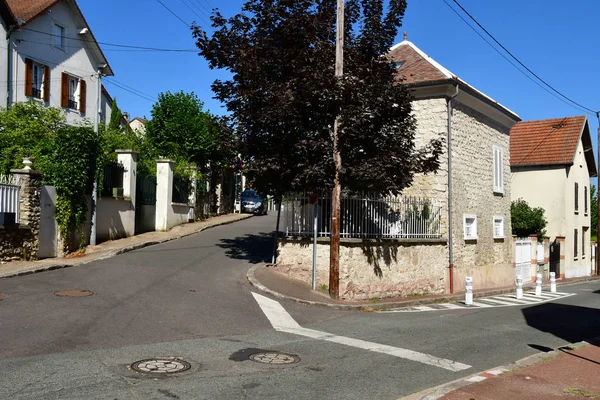 Vernouillet; France - may 6 2018 : picturesque village — Stock Photo, Image