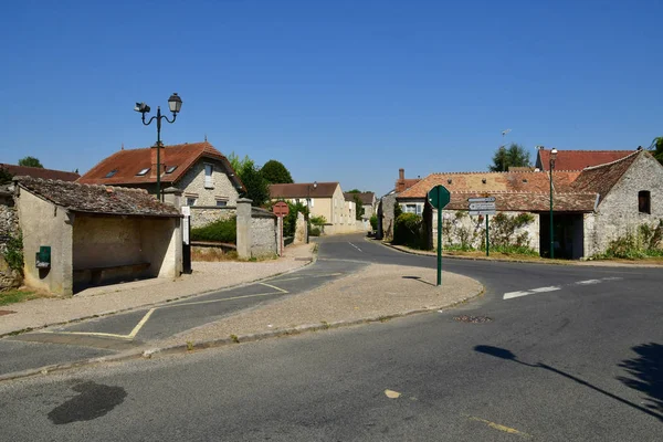 Longuesse, frankreich - 6. August 2018: malerisches dorf im sommer — Stockfoto