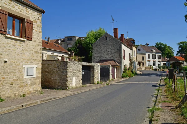 Rueil, Seraincourt, Francia - 6 de agosto de 2018: pintoresco pueblo — Foto de Stock