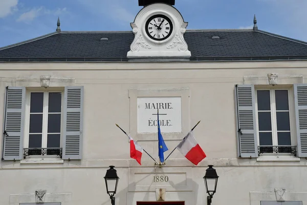 Courson Monteloup; France - june 3 2018 : town hall – stockfoto