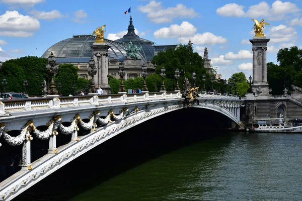Paryż; Francja - 2 kwietnia 2017 r.: Alexandre 3 most — Zdjęcie stockowe