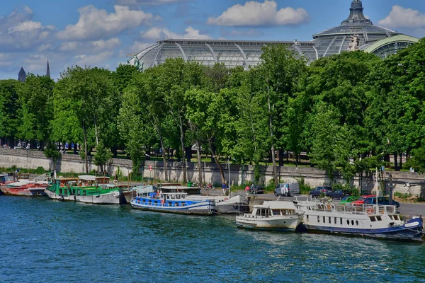 Parijs; Frankrijk - april 2 2017: toeristische boot — Stockfoto