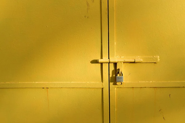 Punta Cana, República Dominicana - 29 de maio de 2017: porta de metal amarelo — Fotografia de Stock