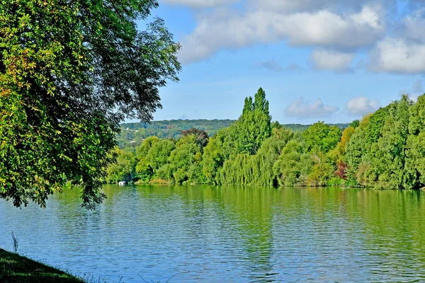 Les Mureaux；France - May 8 2018：seine river side — 图库照片