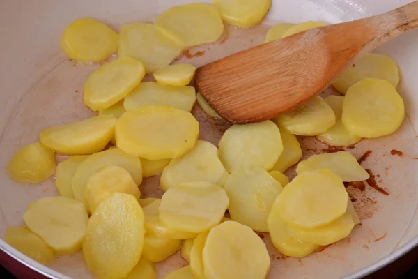 Картошка в сковородке — стоковое фото