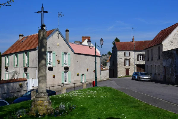 Fontenay-Saint Pere; Frankrijk - 23 maart 2017: dorpscentrum — Stockfoto
